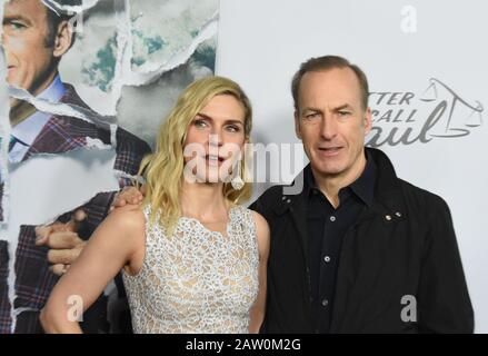 Hollywood, Californie, États-Unis 5 février 2020 l'actrice Rhea Seehorn et l'acteur Bob Odenkirk assistent à la cinquième première saison de « Meilleur appel de Saül » de AMC le 5 février 2020 à ArcLight Cinemas Hollywood à Hollywood, Californie, États-Unis. Photo De Barry King/Alay Live News Banque D'Images