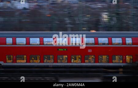 Stuttgart, Allemagne. 05 février 2020. Un train régional de la Deutsche Bahn dessert la gare centrale de Stuttgart. Crédit: Sebastian Gollnow/Dpa/Alay Live News Banque D'Images