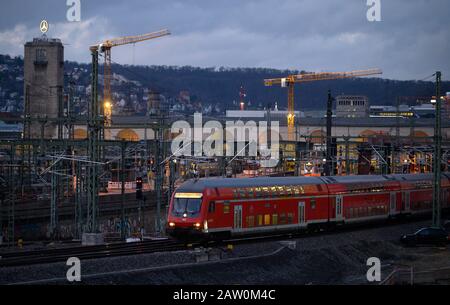 Stuttgart, Allemagne. 05 février 2020. Un train régional de la Deutsche Bahn dessert la gare centrale de Stuttgart. Crédit: Sebastian Gollnow/Dpa/Alay Live News Banque D'Images