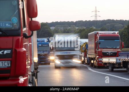 Montabaur, Allemagne. 12 janvier 2020. De longs convois de camions se tiennent le long de l'A3. Dans la lutte contre le manque de places de stationnement pour les camions sur autoroutes, l'état de Rhénanie-Palatinat et le gouvernement fédéral prévoient mettre en place un nouveau système sur l'autoroute A 61 le 7 février 2020. (Vers dpa « aide pour les chauffeurs de camions - Nouveau système de stationnement de camions sur l'autoroute A 61 ») crédit : Thomas Frey/dpa/Alay Live News Banque D'Images