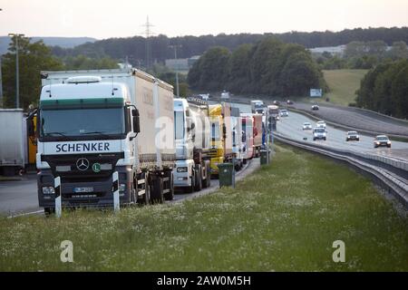 Montabaur, Allemagne. 12 janvier 2020. De longs convois de camions se tiennent le long de l'A3. Dans la lutte contre le manque de places de stationnement pour les camions sur autoroutes, l'état de Rhénanie-Palatinat et le gouvernement fédéral prévoient mettre en place un nouveau système sur l'autoroute A 61 le 7 février 2020. (Vers dpa « aide pour les chauffeurs de camions - Nouveau système de stationnement de camions sur l'autoroute A 61 ») crédit : Thomas Frey/dpa/Alay Live News Banque D'Images