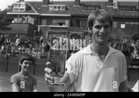 Championnat néerlandais de tennis 1971 Scheveningen, Fred Hemmes avec tasse Date: 15 août 1971 lieu: Scheveningen, Zuid-Holland mots clés: CUPS, tennis Nom: Fred Hemmes Banque D'Images