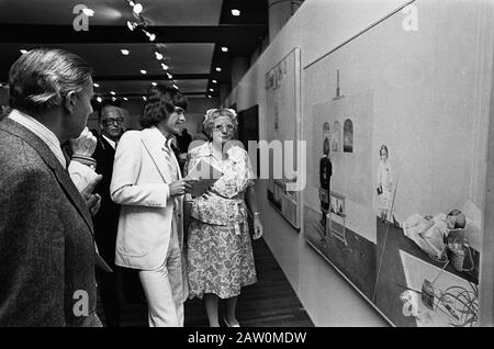 Présentation par la Reine Juliana des prix de la Royal Grant for Painting à Den Helder Queen Juliana et peintre Van Geest dans l'une de ses oeuvres Date: 10 juin 1975 lieu: The Helder, Noord-Holland mots clés: Queens, peintres, cérémonies de remise des prix, peintures Nom De La Personne: Spirit Arie van, Juliana (Queen Pays-Bas) Banque D'Images