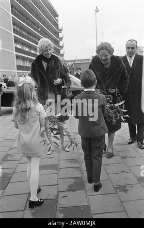 Queen Juliana et Mme Pompidou visitent l'école wallonne à Den Haag-Mariahoeve Date: 2 décembre 1969 lieu: La Haye, Pays-Bas mots clés: Visite, enfants, reines, écoles Nom De La Personne: Juliana (Reine Pays-Bas) Banque D'Images