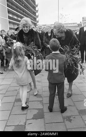 La Reine Juliana Et Mme Pompidou Visitent L'École Wallonne Mariahoeve La Haye Date: 2 Décembre 1969 Lieu: La Haye, Pays-Bas Mots Clés: Enfants, Visites, Reines Écoles Nom De La Personne: Juliana (Reine Pays-Bas) Banque D'Images