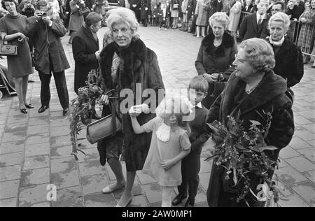 Dîner de gala pour compléter la conférence CEE au Lakenhal à Leiden avec la Reine Juliana et le Prince Bernhard Queen Juliana et Mme Pompidou visitez l'école wallonne à Mariahoeve à la Haye Date: 2 décembre 1969 lieu: La Haye, Pays-Bas mots clés: Visite, reines, écoles Nom De La Personne: Juliana (Reine Pays-Bas) Banque D'Images