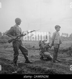 T.V.A. [Le petit garçon indonésien est menotté et tenu à l'arme de feu par un soldat avec une baïonnette sur le fusil] Annotation: V.P.T.L. = règle pour l'exercice de la tâche de politique-police de l'armée (action contre la guérilla). Cette disposition de la KNIL date de 1928, a été publiée en 1936 et modifiée et complétée encore publiée en 1945 et en 1946, maintenant surtout pour KL. La série a été utilisée pour la brochure capacité VPTL, une question de vie ou de mort / Mengetahoei akan VPTL, soal hidoep atau mati [DJK] Date: 1946 lieu: Indonésie Dutch East Indies Banque D'Images