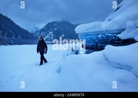 Le tourisme avec phare marche au lac gelé avec de grandes formations de glace en hiver. Banque D'Images