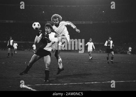 Feyenoord - RWD Molenbeek: Score final: 0-0 pendant la coupe de l'UEFA Nico Jansen duel avec Bjerre Date: 2 mars 1977 lieu: Rotterdam, South Holland mots clés: Sport , football, sport Nom De La Personne: Bjerre, Kresten, Jansen, Nico Banque D'Images