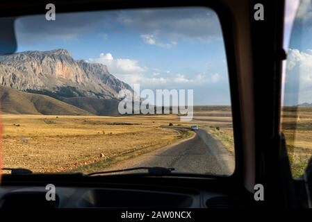 Traversez le centre de la Turquie, regardez par la fenêtre d'une voiture, les montagnes Taurus Banque D'Images