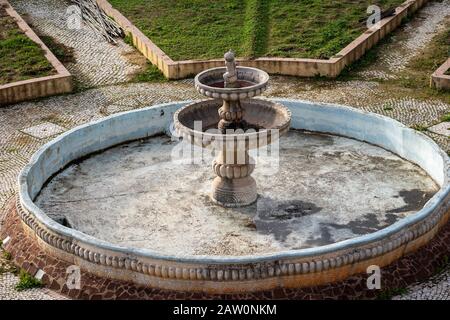 Vieille fontaine rouillée, drainée d'eau, dans une cour - Silves Portugal Banque D'Images