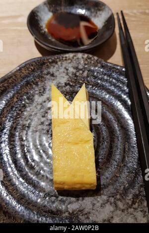 Omelette aux œufs frits Tamago sushi avec sauce au shoyu Banque D'Images