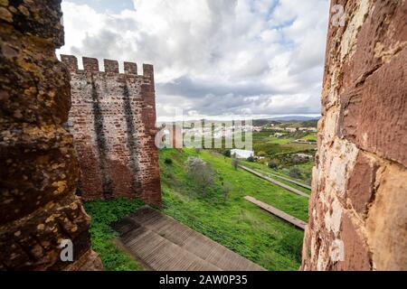 Vue sur la campagne des Silves vue sur les murs et les ruines du château au Portugal Banque D'Images