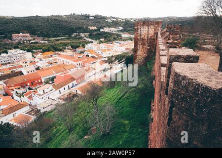 Vue sur le paysage urbain et les toits de Silves, vue sur les murs et les ruines du château au Portugal Banque D'Images