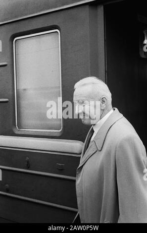 Nouvel ambassadeur de l'Union soviétique, M. JJ Toegarinow avec épouse à Hoek van Holland Date : 21 mai 1963 lieu : coin de Hollande mots clés : Ambassadeurs Nom De La Personne : JJ Toegarinow Banque D'Images