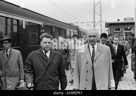 Nouvel ambassadeur de l'Union soviétique, M. JJ Toegarinow avec épouse à Hoek van Holland Date : 21 mai 1963 lieu : coin de Hollande mots clés : Ambassadeurs Nom De La Personne : JJ Toegarinow Banque D'Images