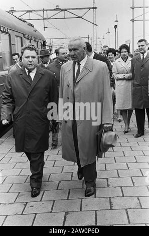 Nouvel ambassadeur de l'Union soviétique, M. JJ Toegarinow avec épouse à Hoek van Holland Date : 21 mai 1963 lieu : coin de Hollande mots clés : Ambassadeurs Nom De La Personne : JJ Toegarinow Banque D'Images