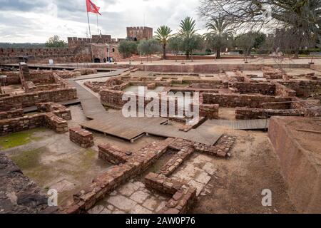 Silves, Portugal - 23 janvier 2020: Toutes les ruines sont laissées de l'intérieur du château de Silves Banque D'Images