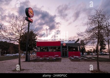 Silves, Portugal - 23 janvier 2020: Un restaurant de restauration rapide Burger Ranch avec terrasse extérieure et un passage en voiture Banque D'Images