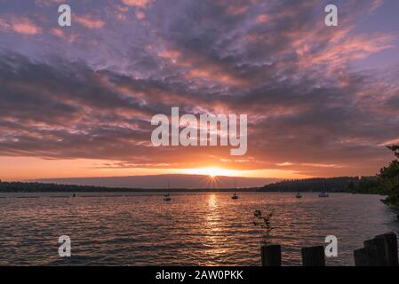 Coucher De Soleil Au Gene Coulon Memorial Beach Park, Renton Washington Banque D'Images