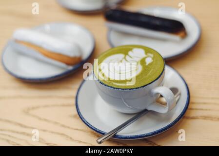 Matcha vert avec un eclair. Café confortable. Banque D'Images