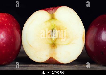 Pommes rouges en fer élevé sans OGM biologiques, variété Gizil Ahmet, produites en Azerbaïdjan Banque D'Images