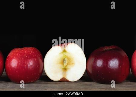 Pommes rouges en fer élevé sans OGM biologiques, variété Gizil Ahmet, produites en Azerbaïdjan Banque D'Images