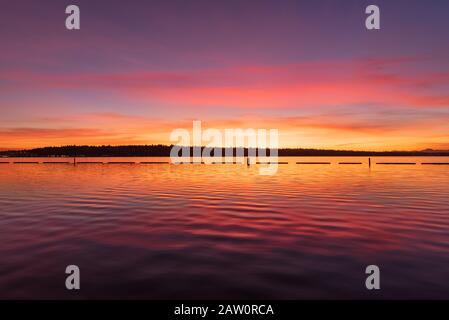 Coucher De Soleil Au Gene Coulon Memorial Beach Park, Renton Washington Banque D'Images