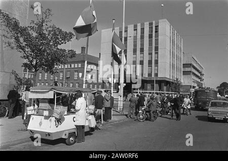 Les curieux à l'ambassade de France; camionnette à glace à l'ambassade et aux spectateurs Date : 18 septembre 1974 mots clés : Ambassades Banque D'Images
