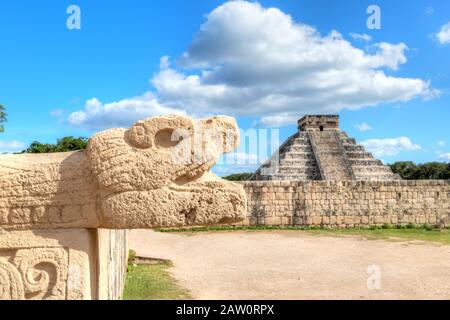 Sculpture de la tête de serpent maya, vieille de plusieurs siècles, et Temple de la pyramide Kukulcan à Chichen Itza, dans la péninsule du Yucatan au Mexique. Un site du patrimoine mondial, il i Banque D'Images