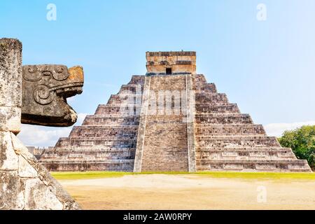 Sculpture de la tête de serpent maya, vieille de plusieurs siècles, et Temple de la pyramide Kukulcan à Chichen Itza, dans la péninsule du Yucatan au Mexique. Un site du patrimoine mondial, il i Banque D'Images