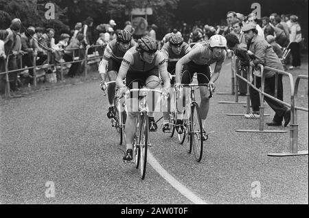 Course de route NK à Geulle (amateurs et dames); de gauche à droite. Wil Bezemer, Hennie Top (elle est la première), Petra de Bruin et Tineke Koole (elle est la deuxième) action / Date: 20 juin 1981 lieu: Geulle, Limbourg mots clés: Amateur, cyclisme Nom De La Personne: Bezemer, W., Brown, Petra le Koole, T., Haut, Hennie Banque D'Images