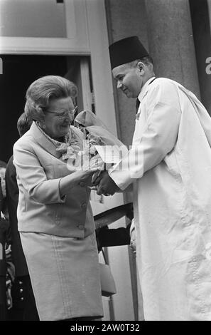 Reine néerlandaise Juliana 58 ans, défilé au Palais Soestdijk, au nom des travailleurs migrants marocains sa Majesté était un cadeau présenté par M. Mouhmi .; Banque D'Images