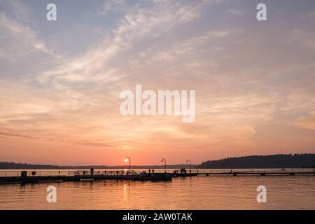 Coucher De Soleil Au Gene Coulon Memorial Beach Park, Renton Washington Banque D'Images