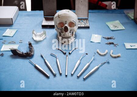 Professionnels pour stomatologie et chirurgie maxillo-faciale sont joliment disposées sur la table sous la forme d'un ventilateur. Banque D'Images