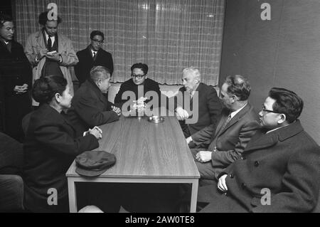 La délégation du gouvernement nord-coréen arrive à l'aéroport de Schiphol Date : le 30 novembre 1971 lieu : North-Holland, Schiphol mots clés : arrivées Banque D'Images