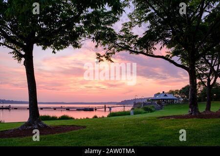 Coucher De Soleil Au Gene Coulon Memorial Beach Park, Renton Washington Banque D'Images