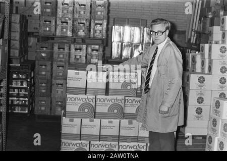 Ventes norvégiennes d'eau par litre à la vente en gros Van de Waal Rotterdam, Van de Waal pour s'attaquer à Norwater Date : 16 novembre 1971 lieu : Rotterdam, Hollande-Méridionale mots clés : eau Banque D'Images