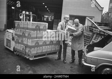 Ventes norvégiennes d'eau par litre à la vente en gros Van de Waal Rotterdam. Le commerçant tiendra Norwater retrieve Date: 16 novembre 1971 lieu: Rotterdam, South Holland mots clés: Eau potable Banque D'Images