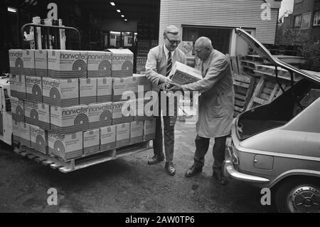 Ventes norvégiennes d'eau par litre en gros Van de Waal Rotterdam, shoppkeeper vient Norwater retrieve Date: 16 novembre 1971 lieu: Rotterdam, Hollande-Méridionale mots clés: Eau potable : point / Anéfo, détenteur du droit d'auteur: Archives nationales Type de matériel: Négatif (noir / blanc) numéro d'inventaire: Voir accès 2.24.01.05 Banque D'Images