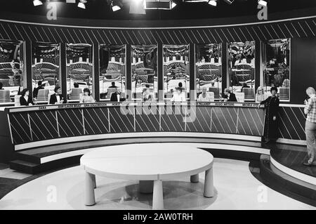 Tournage de l'Europaquiz par les NEI en relation avec les élections européennes télévision nos Europaquiz. Aperçu Au cours du questionnaire Date: 5 juin 1979 mots clés: Télévision, élections, plans de travail institution Nom: Nos Banque D'Images