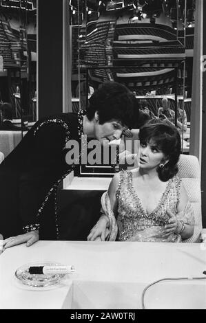 Tournage de l'Europaquiz par les NEI en relation avec les élections européennes télévision nos Europaquiz. Présentateur Mies Bouwman en conversation avec l'actrice Gina Lollobrigida Date: 5 juin 1979 mots clés: Actrices, programme, télévision, élections, plans de travail Personne Nom: Bouwman, Mies, Lollobrigida, Gina Banque D'Images