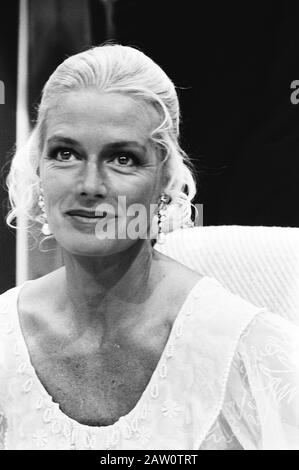 Tournage de l'Europaquiz par les NEI en relation avec les élections européennes télévision nos Europaquiz. Nina van Pallandt Date: 5 juin 1979 mots clés: Portraits, élections, enregistrements du travail, chanteurs Nom De La Personne: Pallandt Nina Nom de l'institution: Nos Banque D'Images