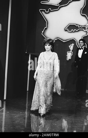 Tournage de l'Europaquiz par les NEI en relation avec les élections européennes télévision nos Europaquiz. Gina Lollobrigida Date: 5 juin 1979 mots clés: Acteurs, élections, plans de travail Personne Nom: Lollobrigida, Gina Banque D'Images