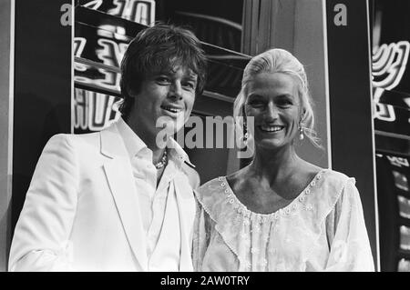 Tournage de l'Europaquiz par les NEI en relation avec les élections européennes télévision nos Europaquiz. Willem Ruys et Nina van Pallandt Date : 5 juin 1979 mots clés : portraits de groupe, programmeurs, élections, enregistrements de travail, chanteurs Nom De La Personne : Pallandt Nina, Ruys Willem Nom de l'institution : MS Willem Ruys Banque D'Images