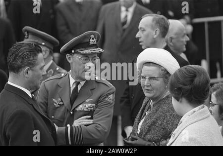 Le couple royal est revenu du Mexique Queen Juliana et Prince Bernhard d'arrivée; le Premier Premier ministre de gauche Marijnen Date: Le 18 avril 1964 lieu: North-Holland, Schiphol mots clés: Queens, premiers ministres, princes Nom De La Personne: Bernhard (prince Pays-Bas), Juliana (Queen Pays-Bas) Marijnen, V.G.M. Banque D'Images