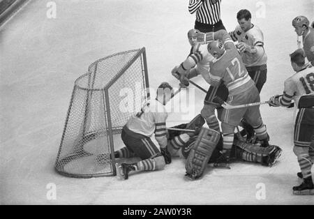 Jeux olympiques de Grenoble, hockey Russie contre Suède 3-2, flânez autour de l'objectif suédois Date: 13 février 1968 lieu: France, Grenoble mots clés: Hockey sur glace, sport : Crown, Ron / Anefo Titulaire du droit d'auteur: Archives nationales Type de matériel: Négatif (noir / blanc) numéro d'inventaire: Voir accès 2.24.01.05 Banque D'Images