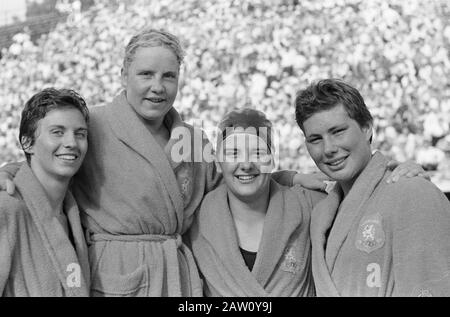 Jeux Olympiques À Rome. Dans la série du relais de 4 x 100 mètres, l'équipe néerlandaise a établi un record olympique. V.l.n.n. Ria Van Velsen, Tineke Lagerberg, Erica Terpstra Et Ada Den Haan Date : 11 Septembre 1960 Lieu : Italie, Rome Mots Clés : Sports, Natation Nom De La Personne : Haan, Ada Den, Lagerberg, Tineke, Terpstra Erica Velsen, Ria Banque D'Images