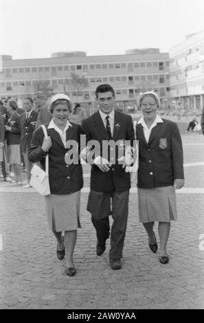 Jeux Olympiques À Rome. Participants néerlandais v.l.n.n. Marianne Heemskerk, [B. de Roo] et Tineke Lagerberg Annotation: Étant donné que l'insigne était l'athlète pas néerlandais au milieu. L'équipe belge un athlète de ce nom Date: 23 août 1960 lieu: Rome mots clés: Athlètes Nom De La Personne: Heemskerk, Marianne, Lagerberg, Tineke Banque D'Images