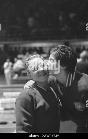 Jeux olympiques à Rome, Ria van Velsen veut Tineke Lagerberg chance avec sa victoire Date: 11 septembre 1960 lieu: Italie, Rome mots clés: Sports, natation Nom: Lower Mountain Tineke, Velsen, Ria Banque D'Images